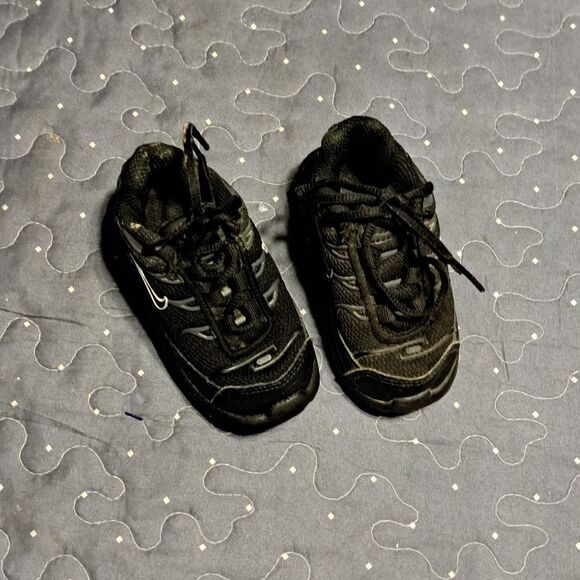 Nike black shoes size 4C - Picture 1 of 5